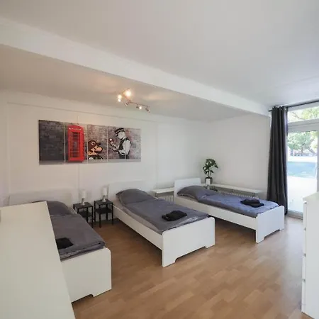 Monteurwohnung-mit-terrasse-fuer-7-personen-wlan-tv-kueche-ahrensburg-naehe-hamburg-agrp1204 Apartament
