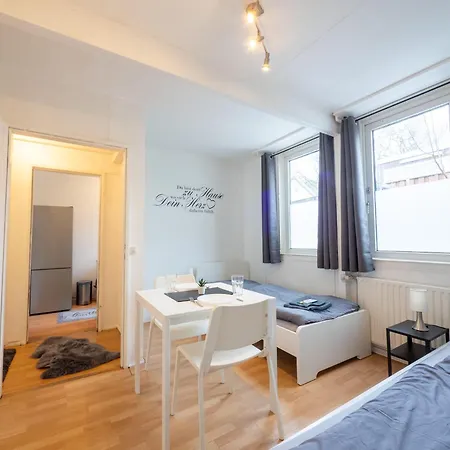 Monteurwohnung-mit-terrasse-fuer-7-personen-wlan-tv-kueche-ahrensburg-naehe-hamburg-agrp1204